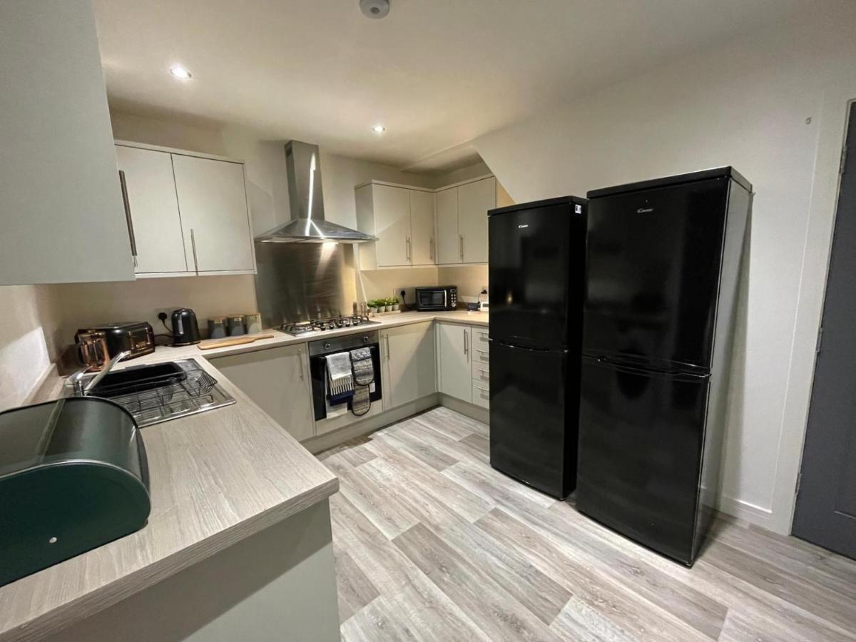 Boutique 5 Bed On Birdwell Road - Free Parking *