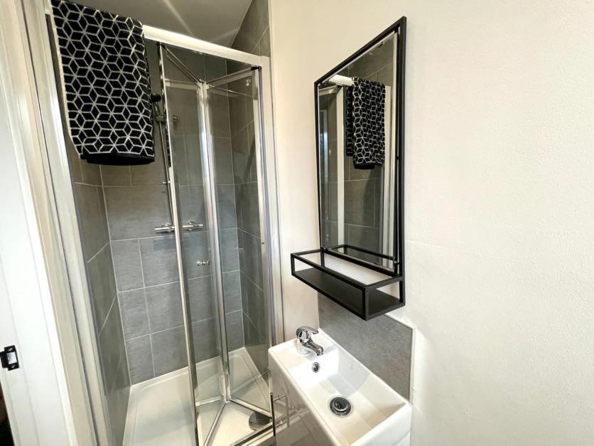 Boutique 5 Bed On Birdwell Road - Free Parking