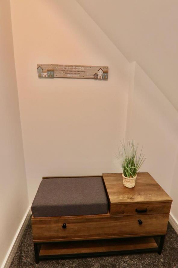 Boutique 5 Bed On Birdwell Road - Free Parking Guest house