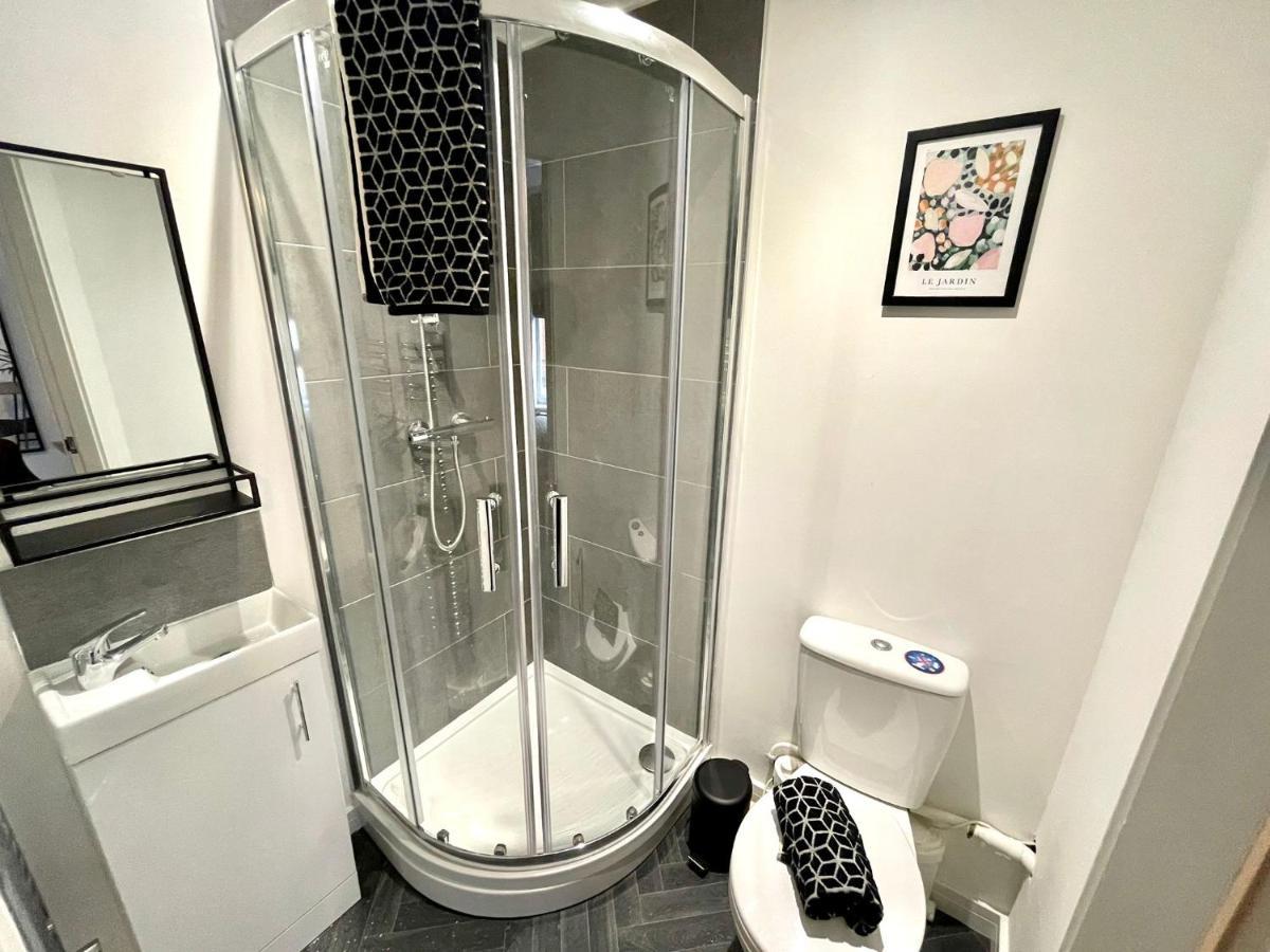 Boutique 5 Bed On Birdwell Road - Free Parking * Sheffield
