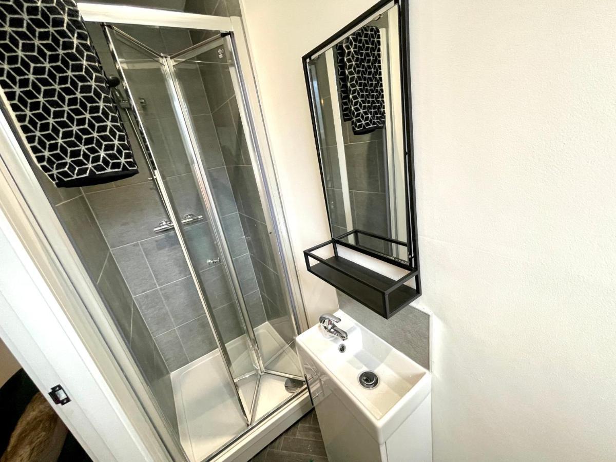 Boutique 5 Bed On Birdwell Road - Free Parking Guest house