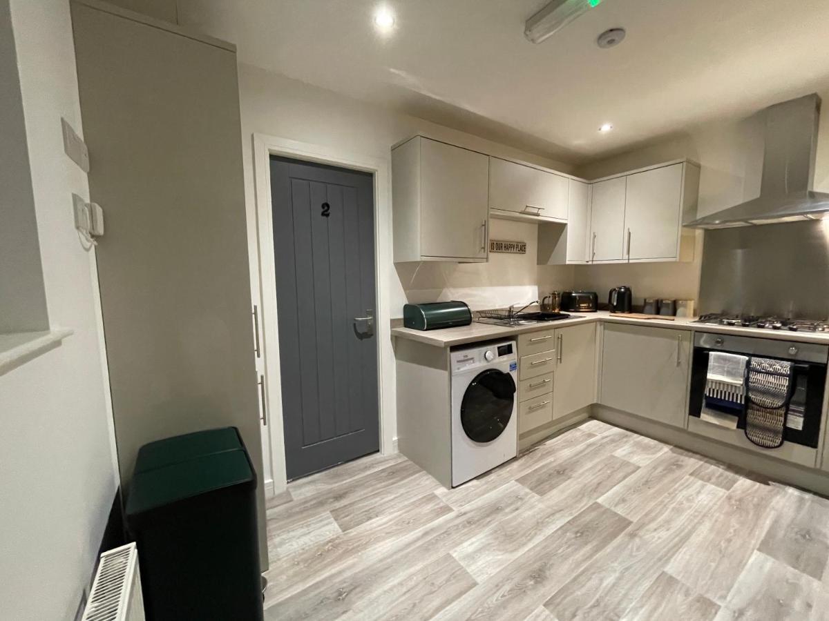 Boutique 5 Bed On Birdwell Road - Free Parking Guest house