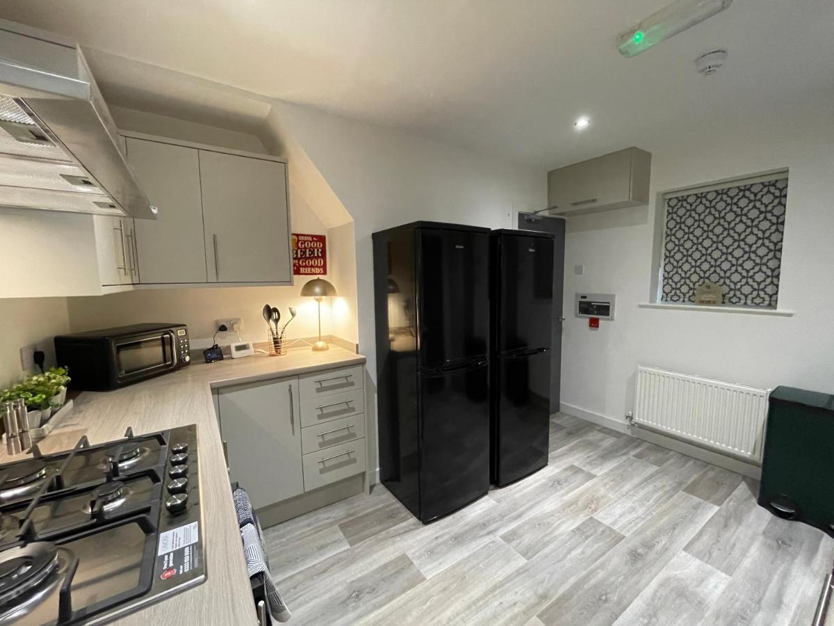Boutique 5 Bed On Birdwell Road - Free Parking *