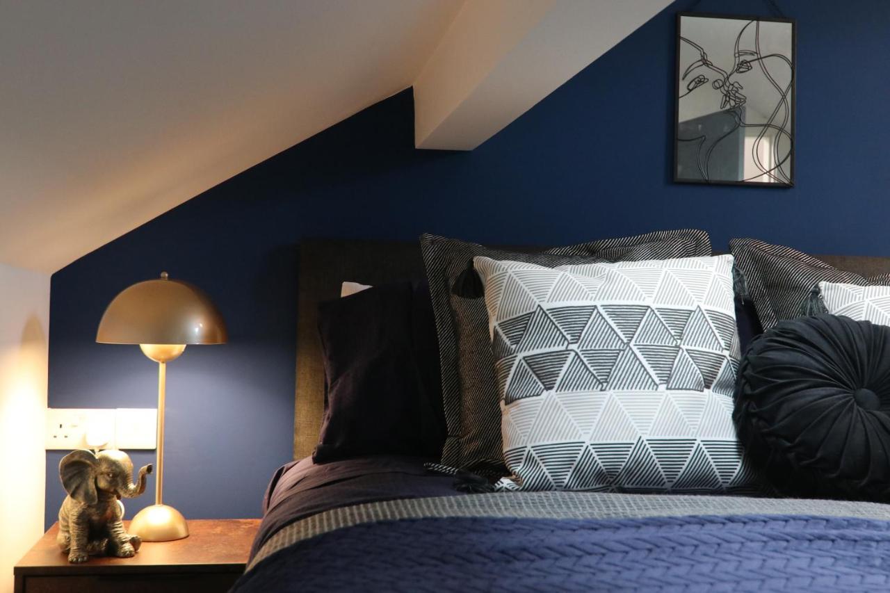 Boutique 5 Bed On Birdwell Road - Free Parking *
