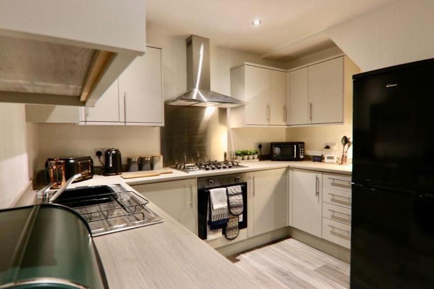 Boutique 5 Bed On Birdwell Road - Free Parking Guest house *