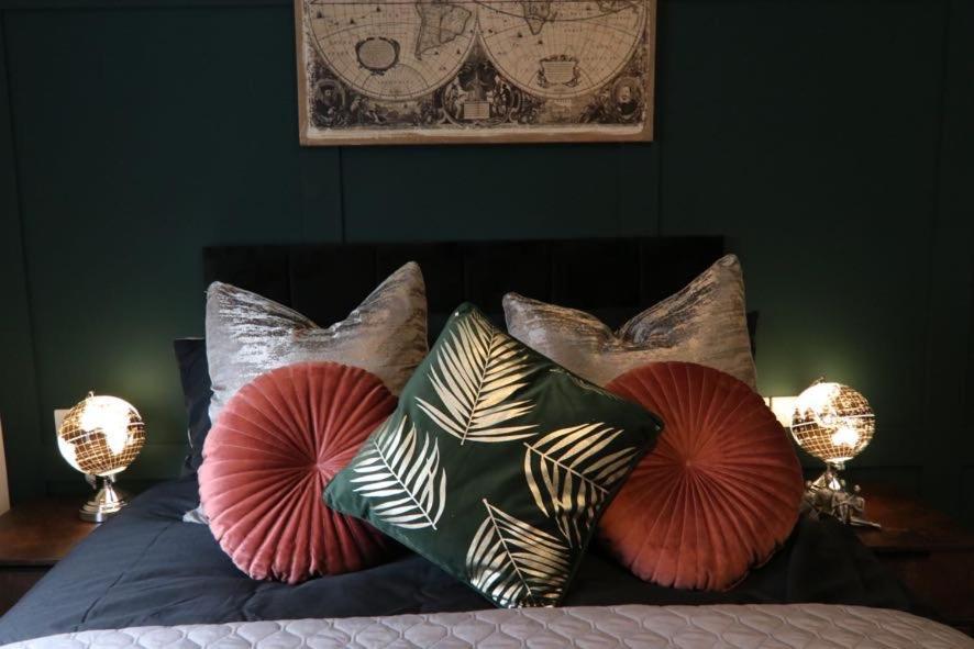 Boutique 5 Bed On Birdwell Road - Free Parking