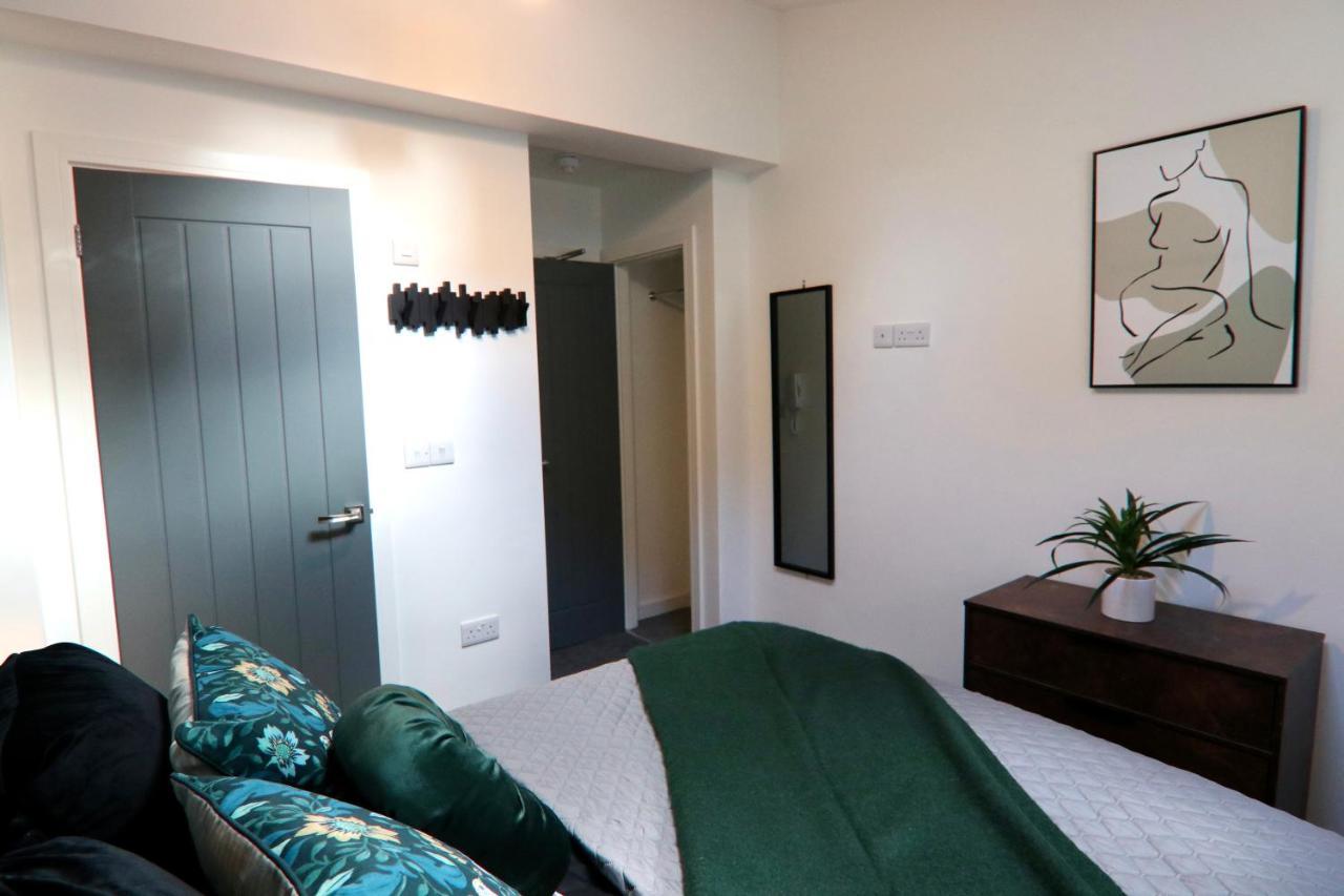 Boutique 5 Bed On Birdwell Road - Free Parking * Sheffield