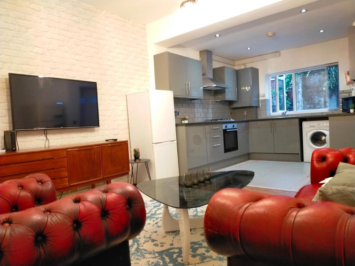 4 Bed Entire House - Heart Of The - Near Sufc *