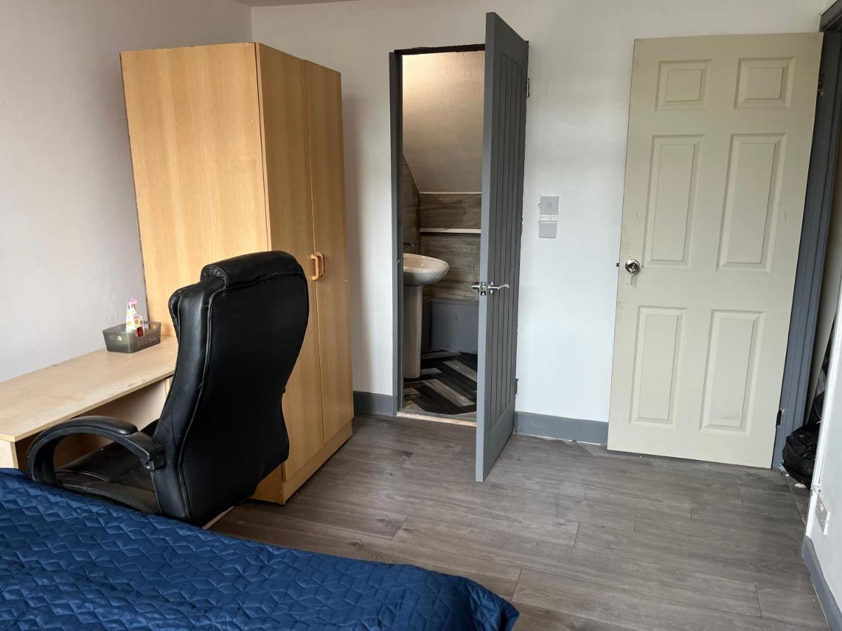 Homestay Budget Double En-suite Bedroom Sheffield