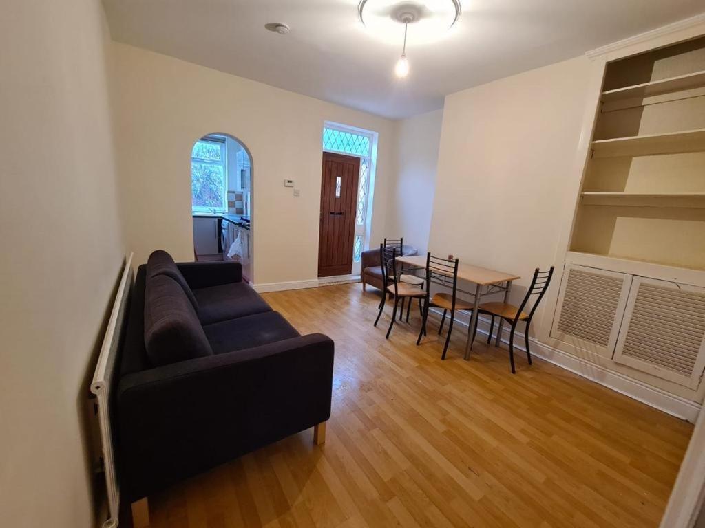 Budget Double En-suite Bedroom Hospedagem domiciliar *