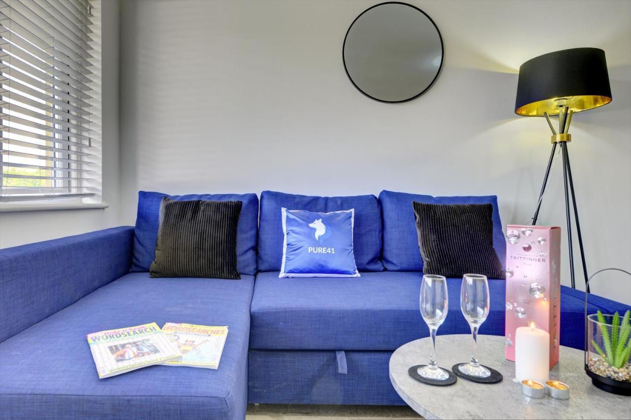 Apartment Spacious - Penthouse 2 Bed With Secure Allocated Parking *