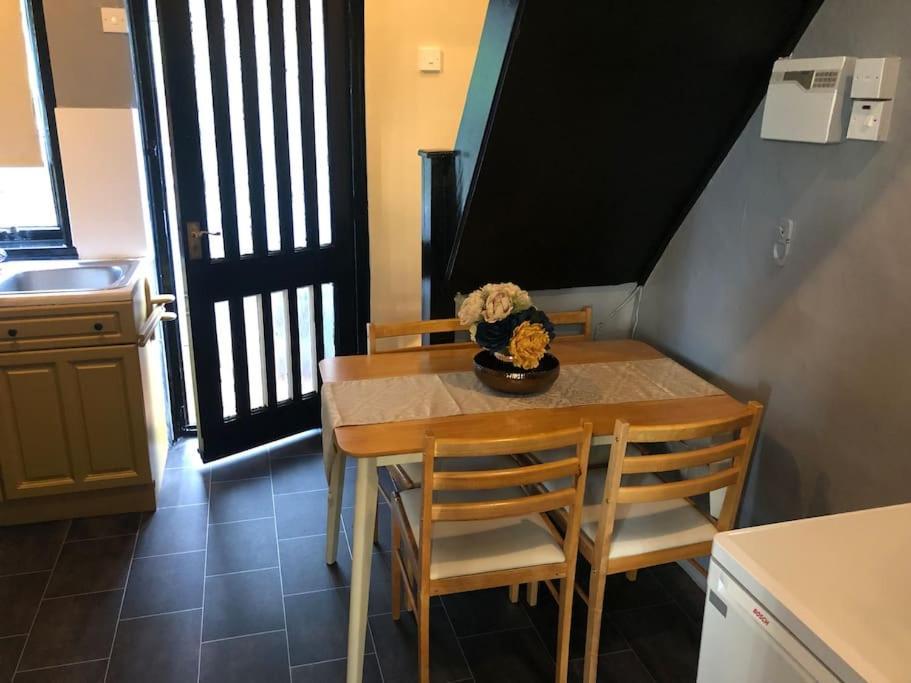 Golden Woodhouse 2 Bedroomed Pousada *