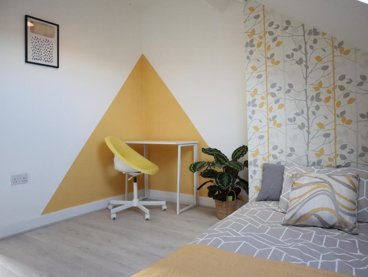 Holiday home 3-bedroom House With Free Street Parking *