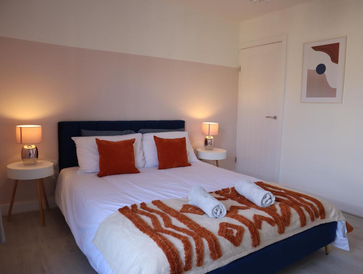 Holiday home 3-bedroom House With Free Street Parking
