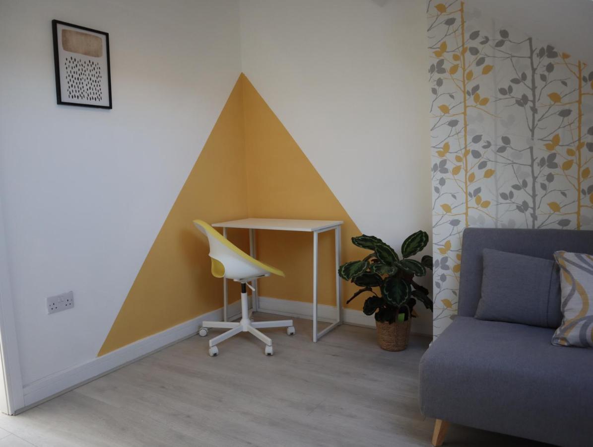3-bedroom House With Free Street Parking *