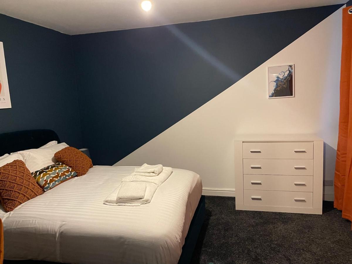 Holiday home #upmarket, Exceptional 4 Bed House, With Free Parking, Close To Amenities And Supermarkets