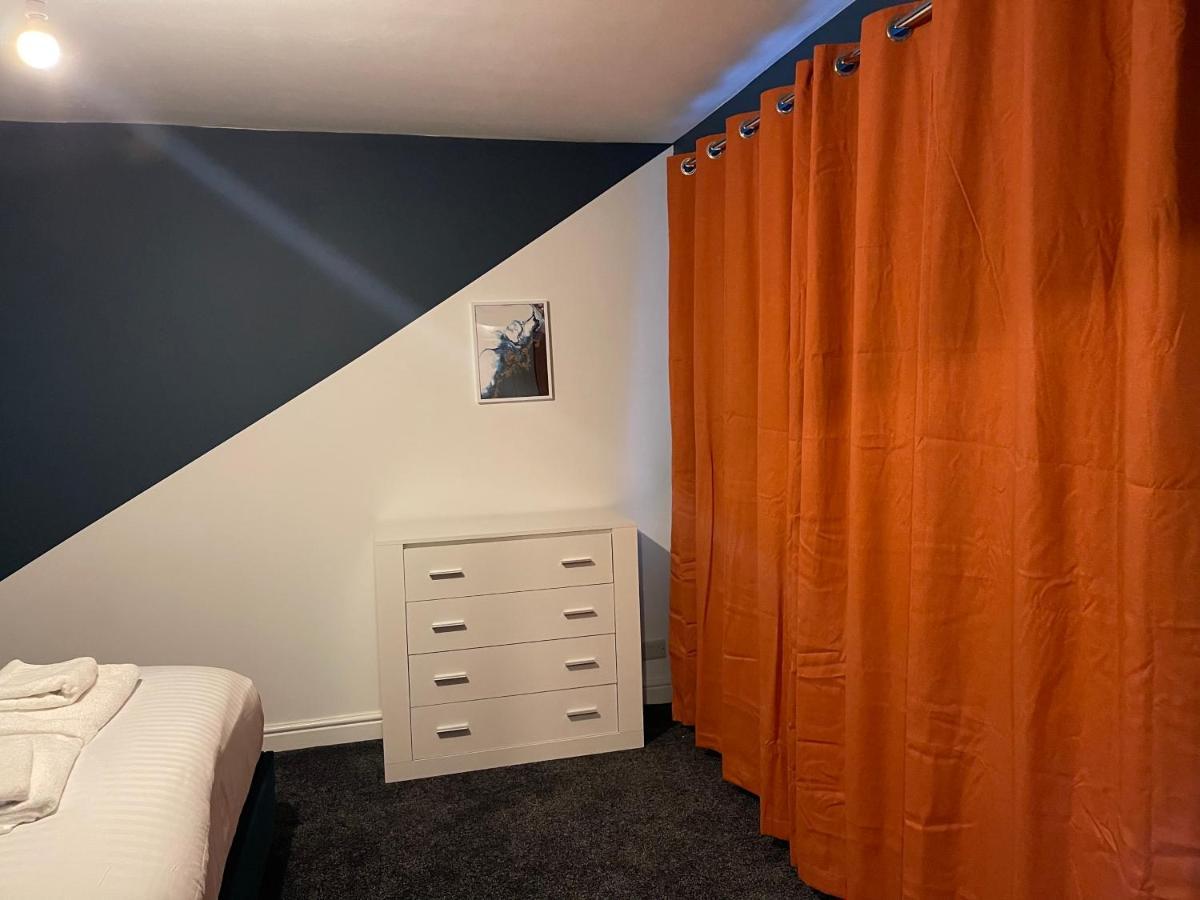Holiday home #upmarket, Exceptional 4 Bed House, With Free Parking, Close To Amenities And Supermarkets Sheffield