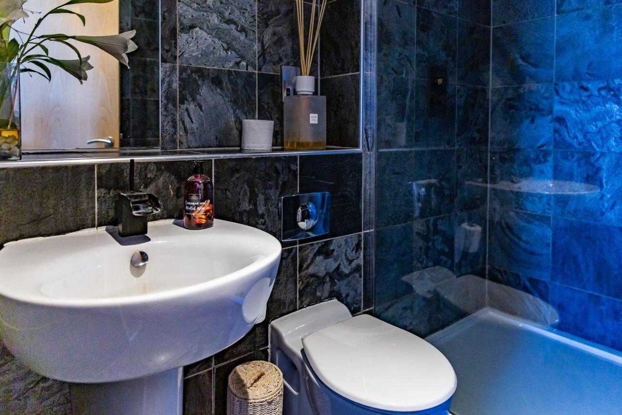 Apartment Spacious 3-bed Penthouse With Sky Line Views *