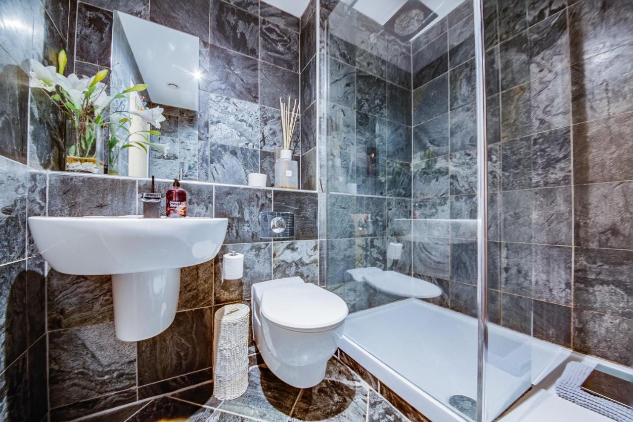 Spacious 3-bed Penthouse With Sky Line Views * Sheffield