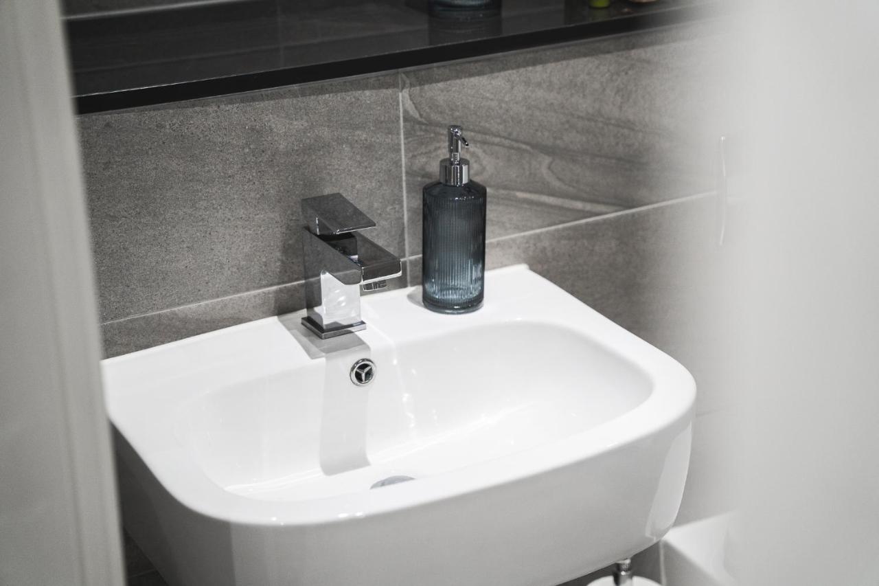Modern 1-bed - New - City Centre - Free Wi-fi - *