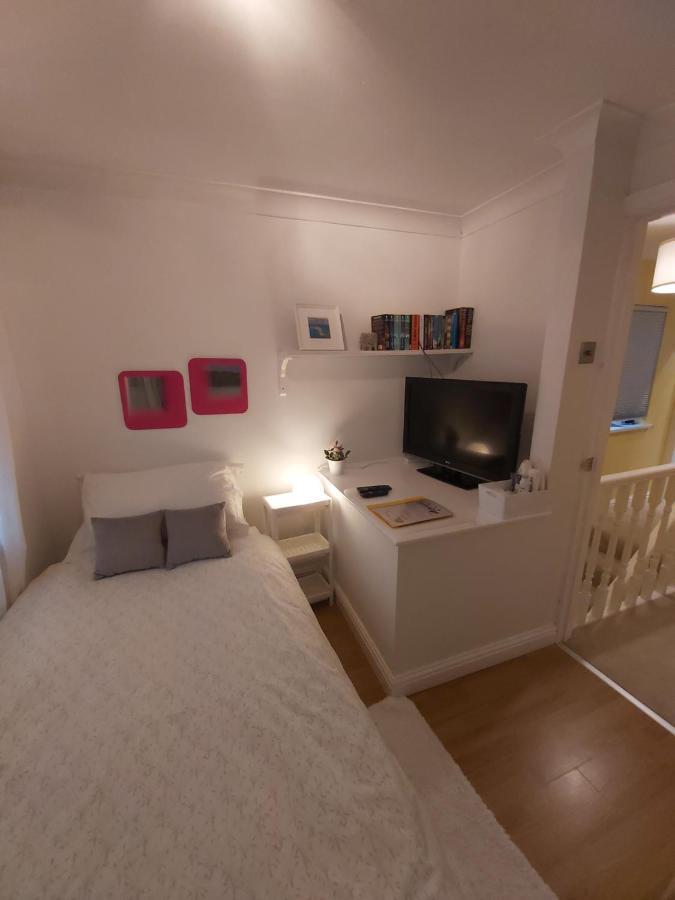 Homestay White House *