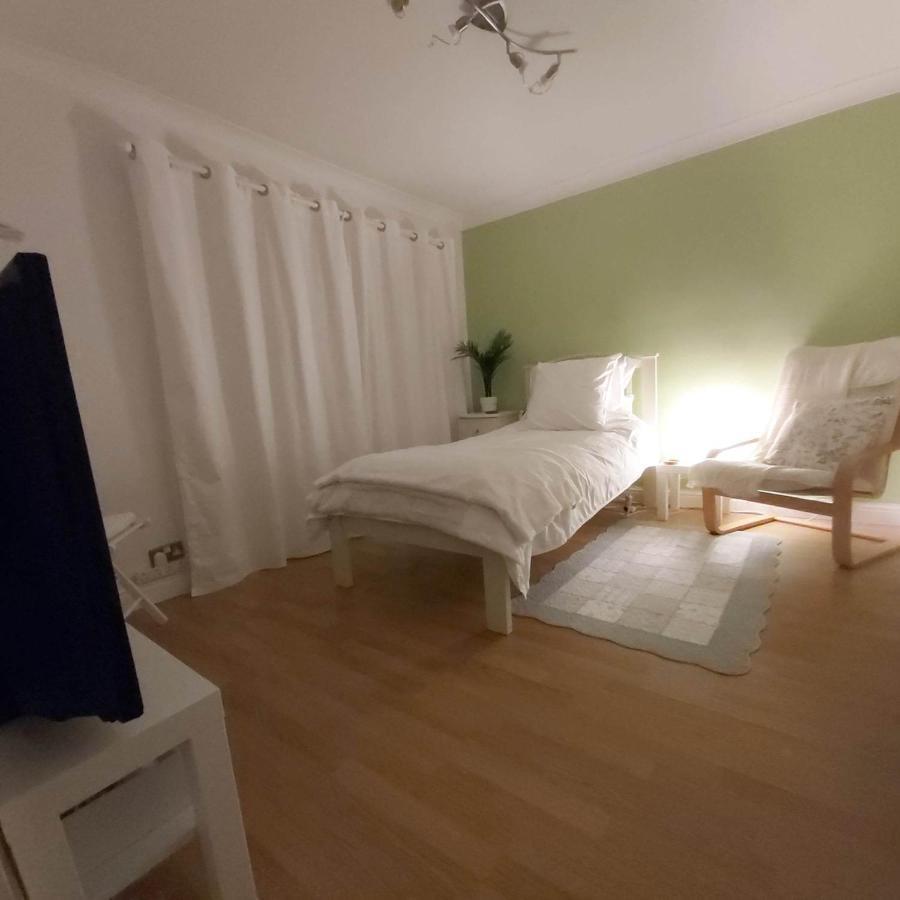 Homestay White House *