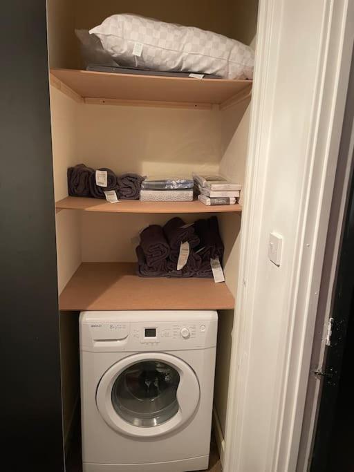 Stunning With Free Parking Apartment *