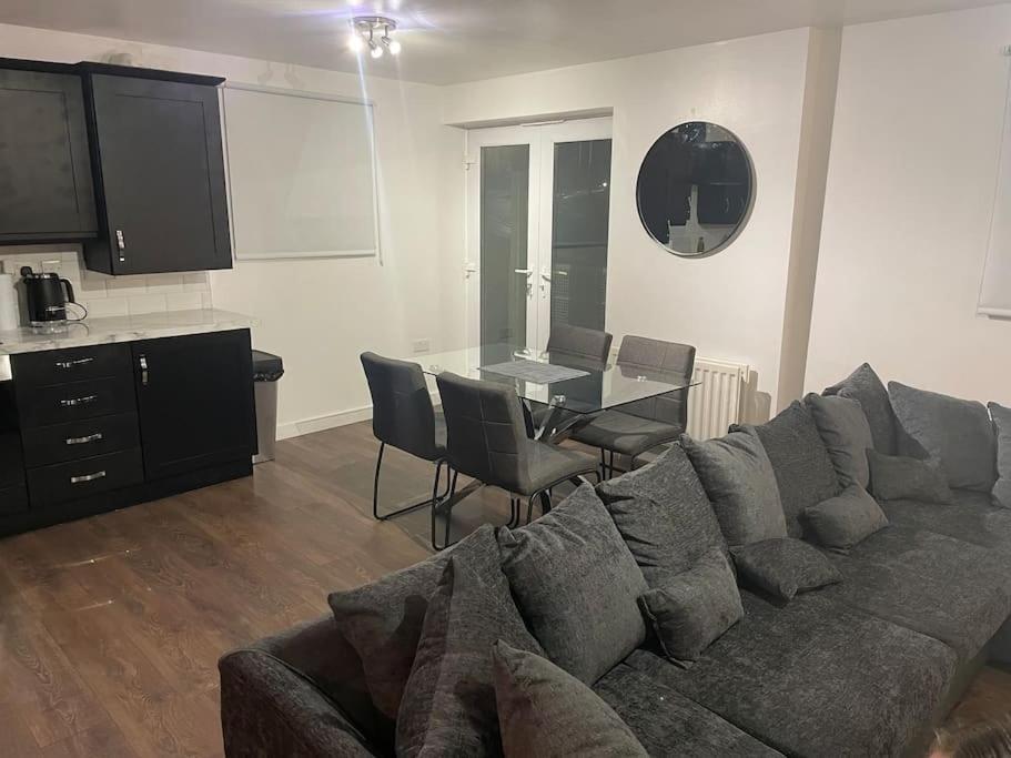 Stunning With Free Parking Apartment Sheffield
