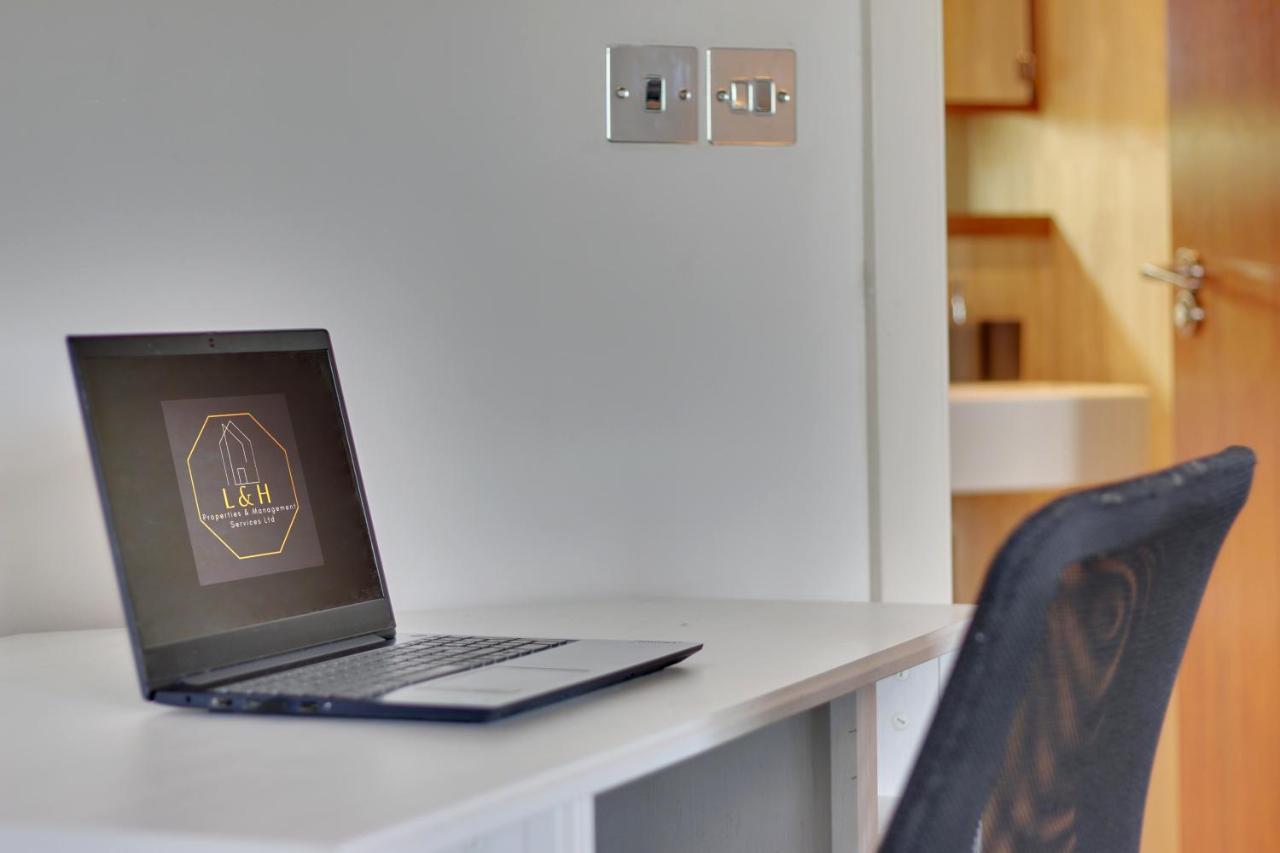 City Heart Apartments: Spacious 2-bed With Views & Netflix Apartment Sheffield