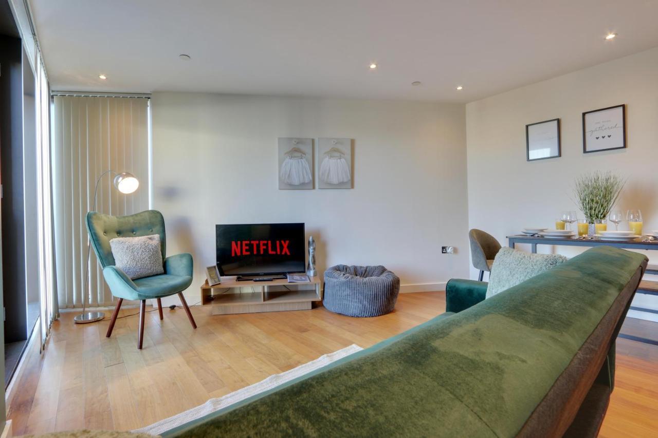 City View Haven: Spacious 2-bed With Netflix In Center *