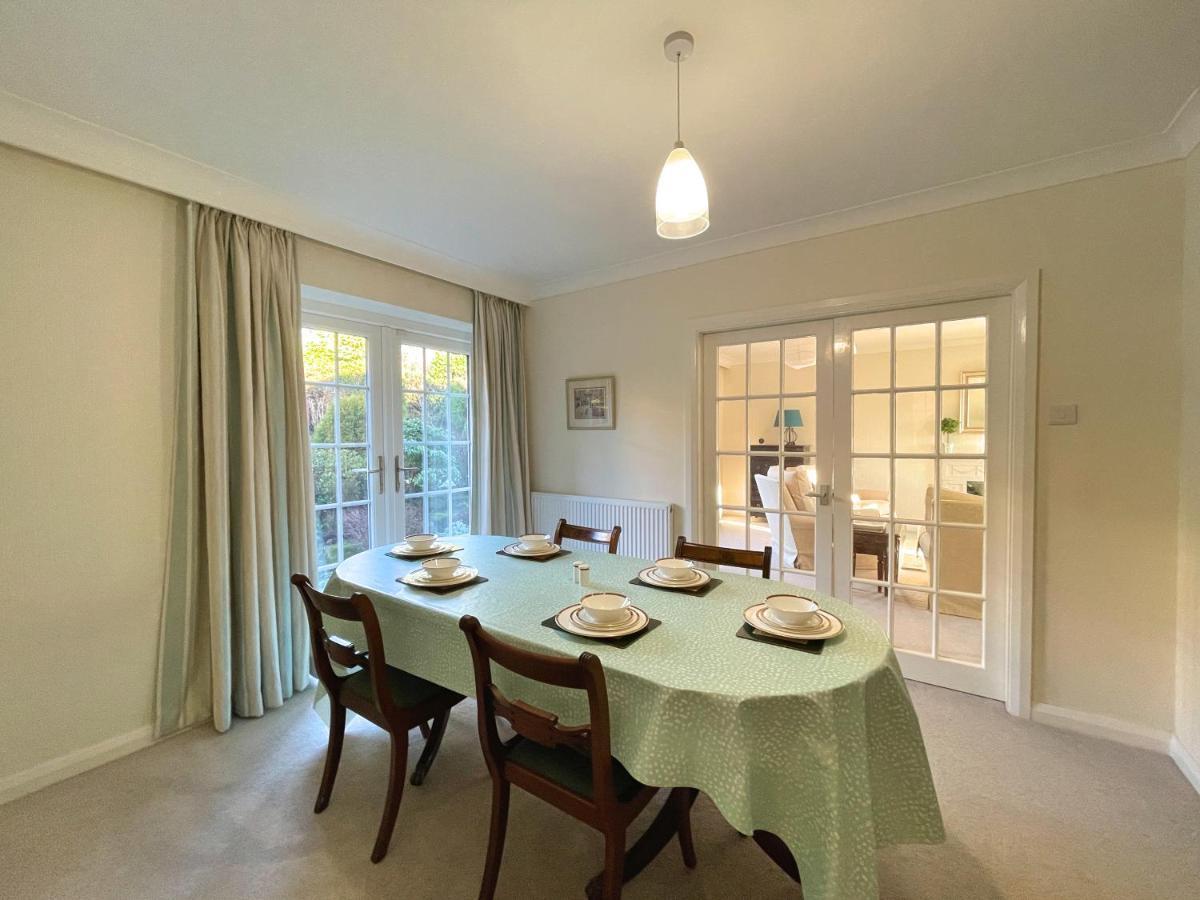 Holiday home Spacious 4 Bedroom House With Garden And Parking *