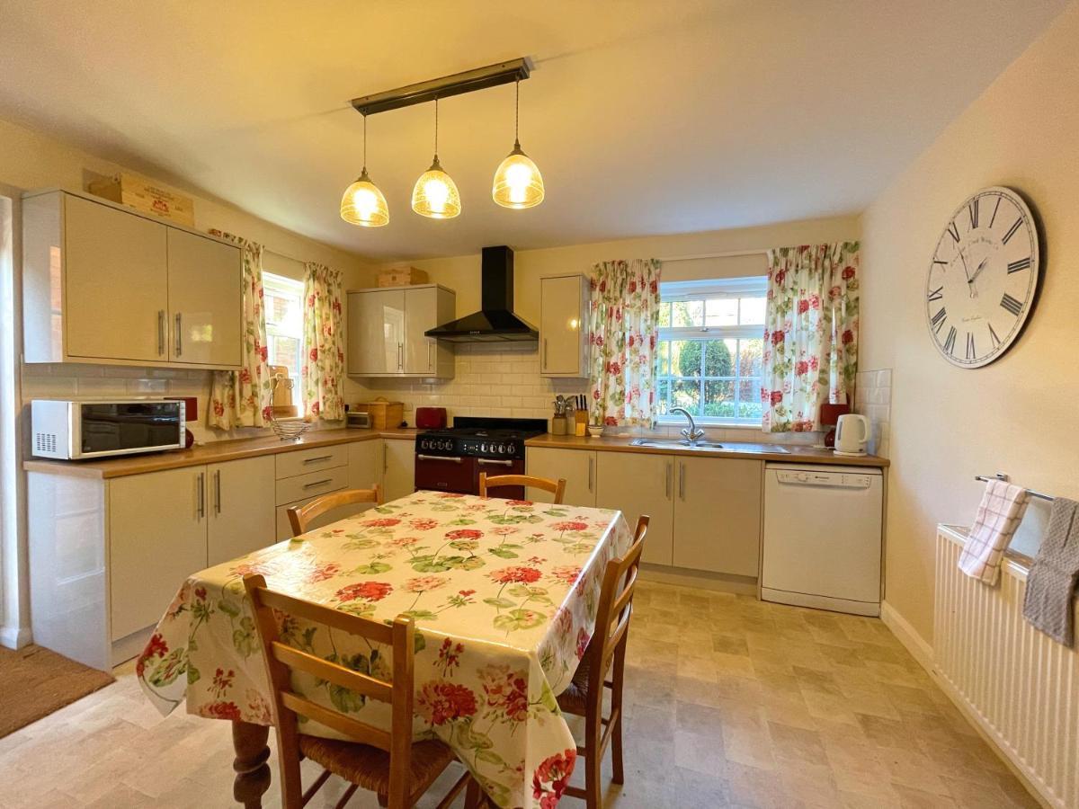 Spacious 4 Bedroom House With Garden And Parking * Sheffield