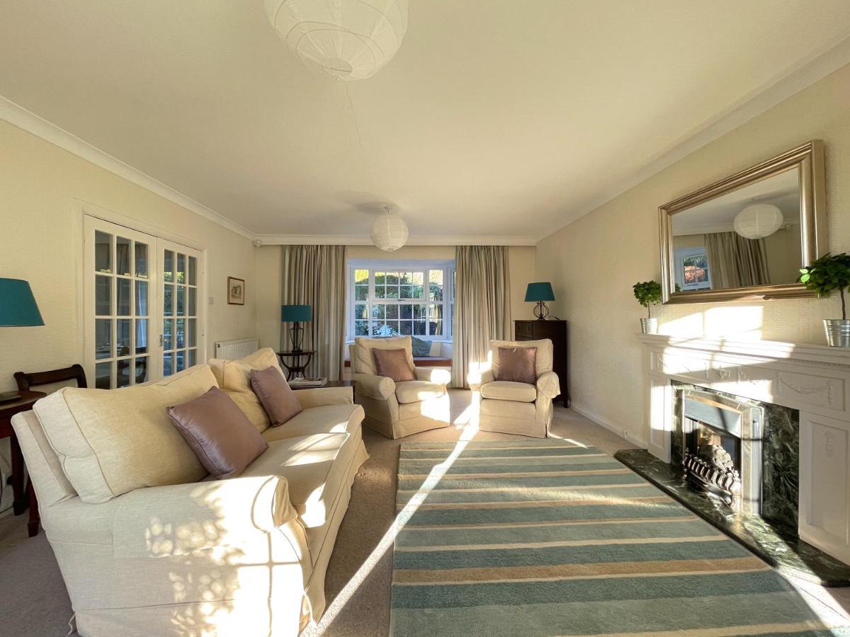 Holiday home Spacious 4 Bedroom House With Garden And Parking *