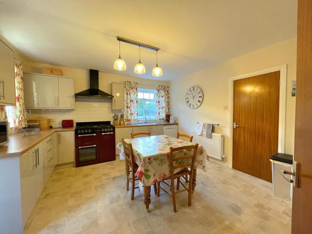 Spacious 4 Bedroom House With Garden And Parking Holiday home Sheffield