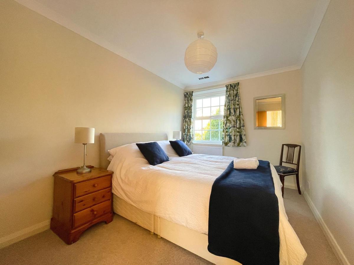Holiday home Spacious 4 Bedroom House With Garden And Parking