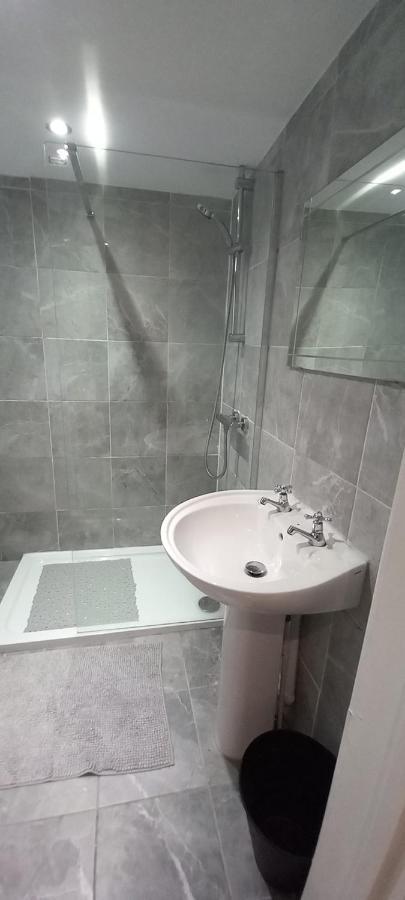 Guest house Spacious 2 Bedrooms, Free Parking, Free Wifi - Serene Homes Sheffield