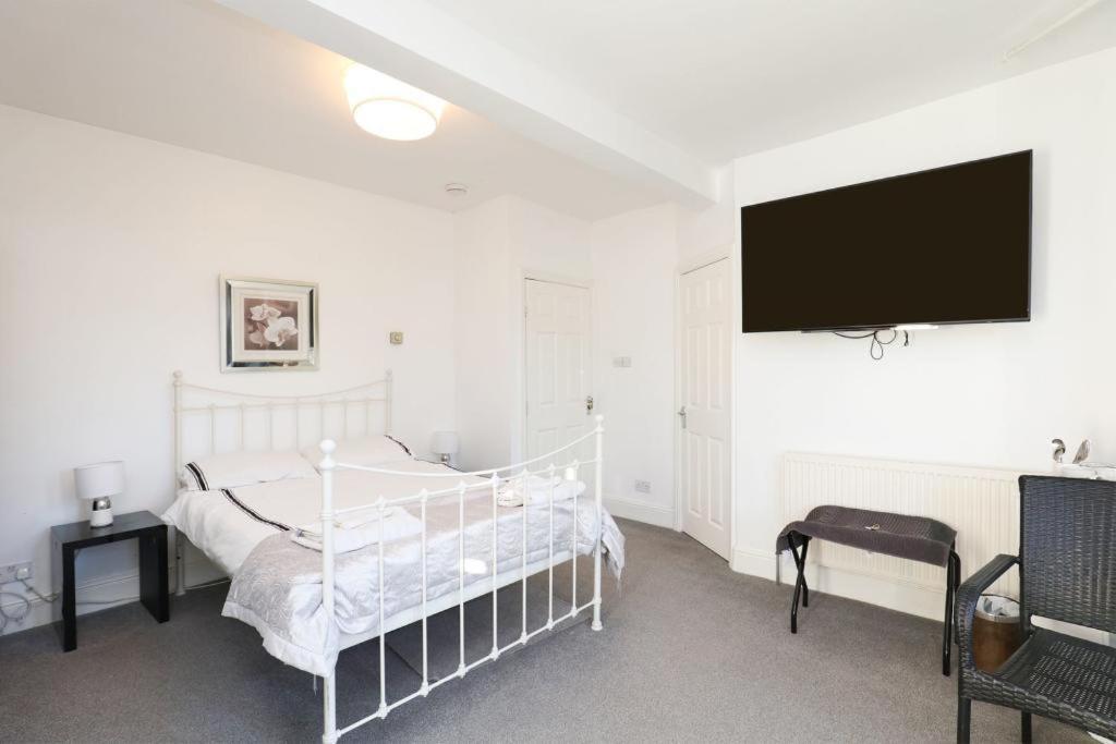 Spacious 2 Bedrooms, Free Parking, Free Wifi - Serene Homes Guest house