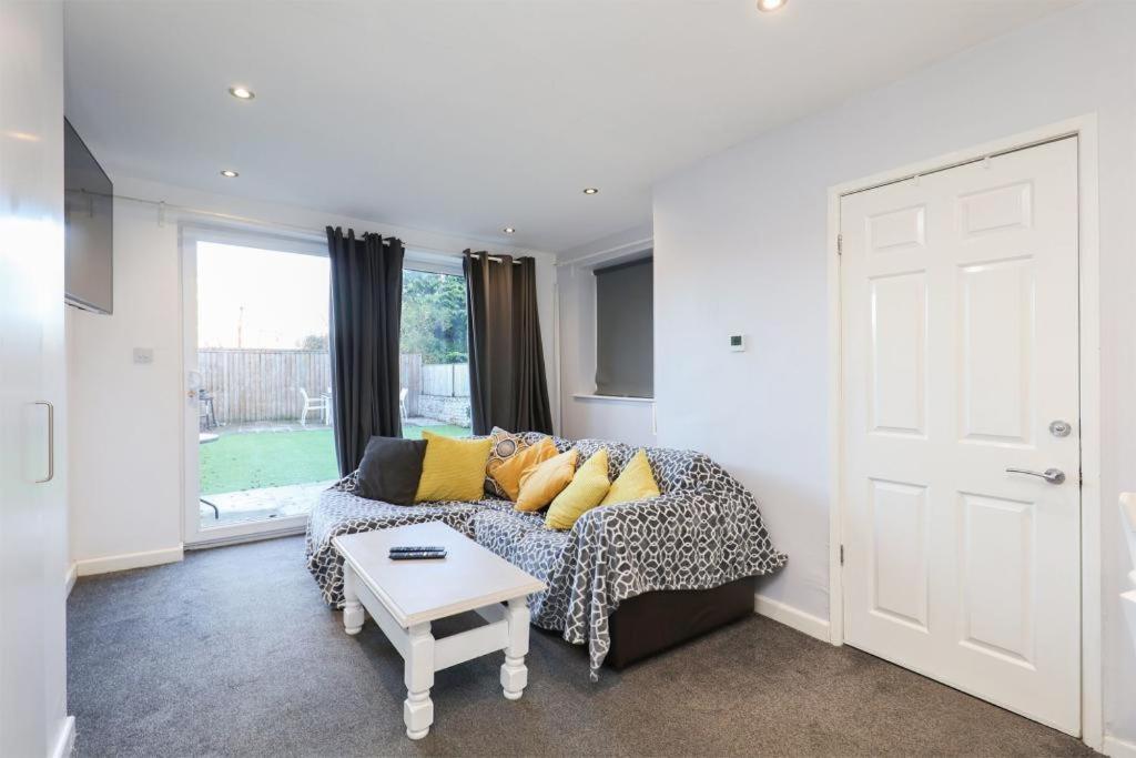 Spacious 2 Bedrooms, Free Parking, Free Wifi - Serene Homes