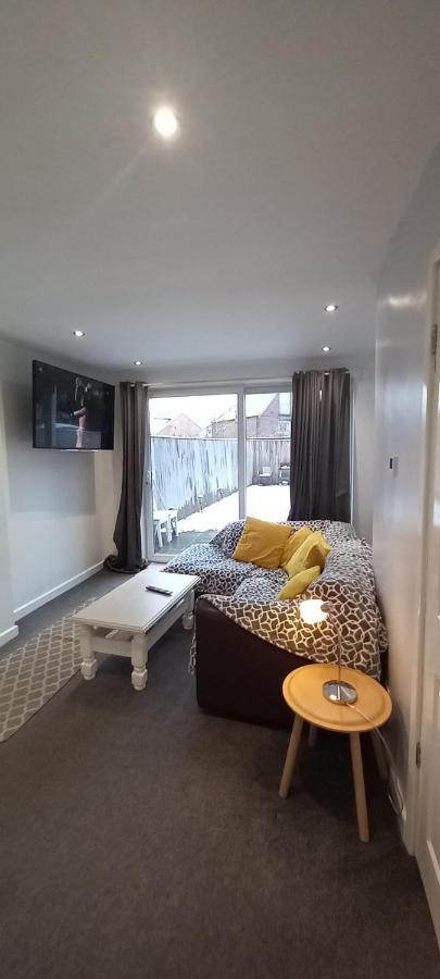 Spacious 2 Bedrooms, Free Parking, Free Wifi - Serene Homes