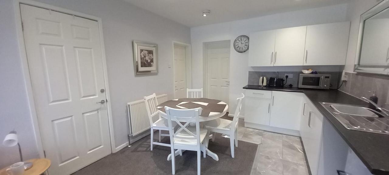 Guest house Spacious 2 Bedrooms, Free Parking, Free Wifi - Serene Homes *