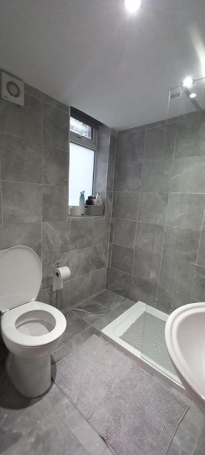 Guest house Spacious 2 Bedrooms, Free Parking, Free Wifi - Serene Homes *