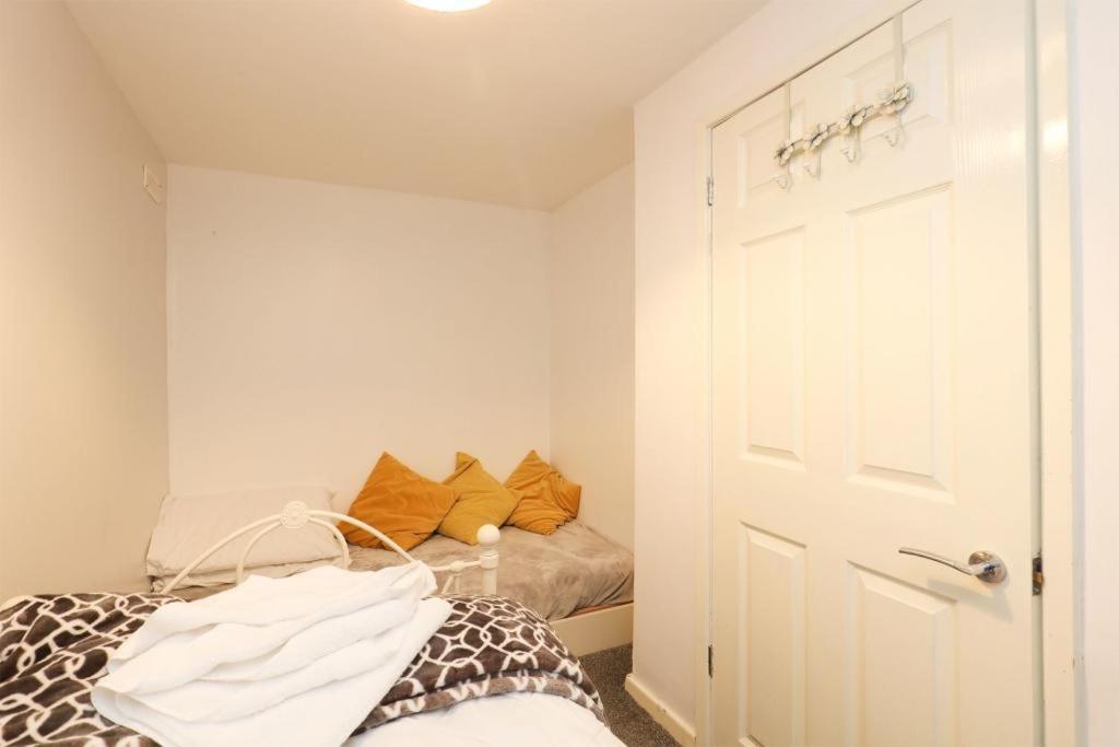 Spacious 2 Bedrooms, Free Parking, Free Wifi - Serene Homes Guest house *
