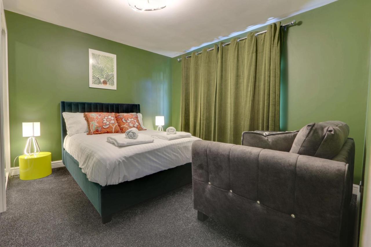 #upmarket, Exceptional 4 Bed House, With Free Parking, Close To Amenities And Supermarkets Holiday home