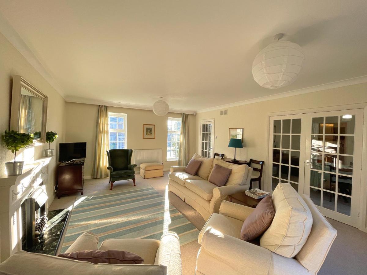 Spacious 4 Bedroom House With Garden And Parking Holiday home