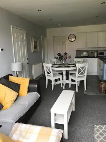 Spacious 2 Bedrooms, Free Parking, Free Wifi - Serene Homes Guest house Sheffield