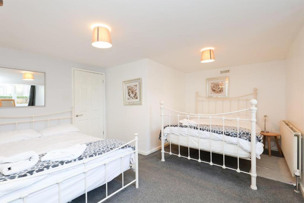 Spacious 2 Bedrooms, Free Parking, Free Wifi - Serene Homes *