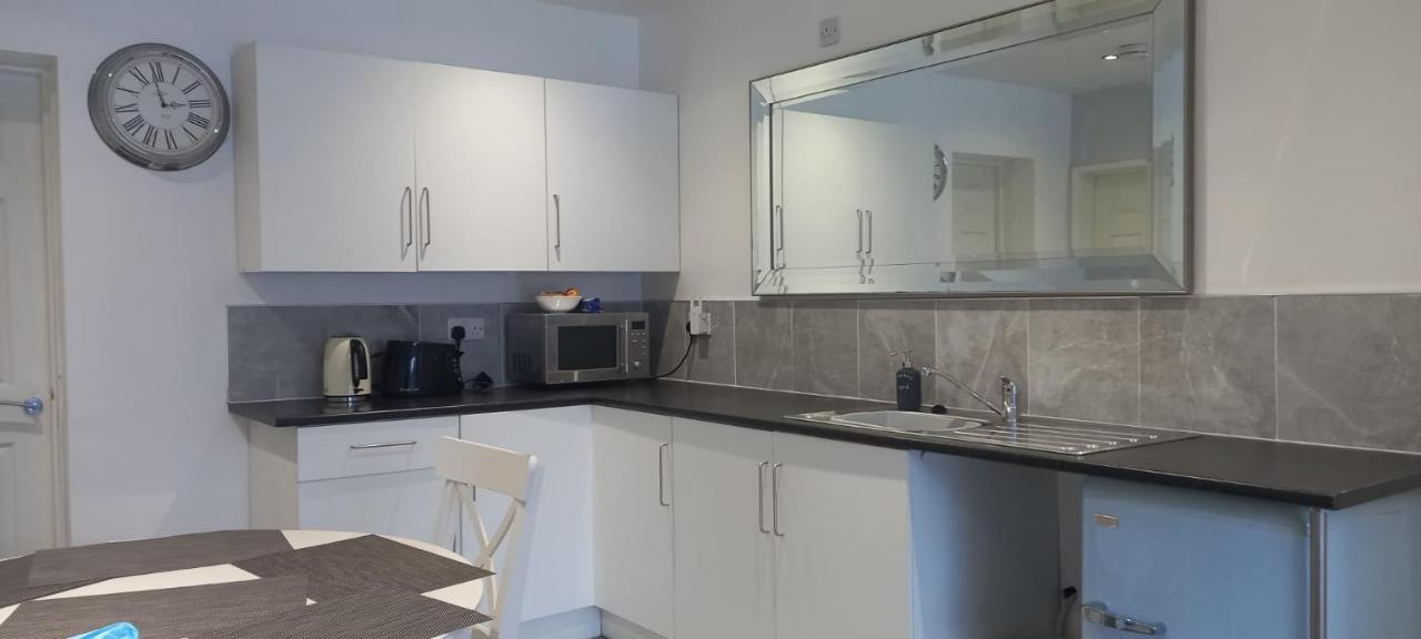 Guest house Spacious 2 Bedrooms, Free Parking, Free Wifi - Serene Homes *