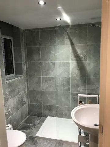 Spacious 2 Bedrooms, Free Parking, Free Wifi - Serene Homes Sheffield