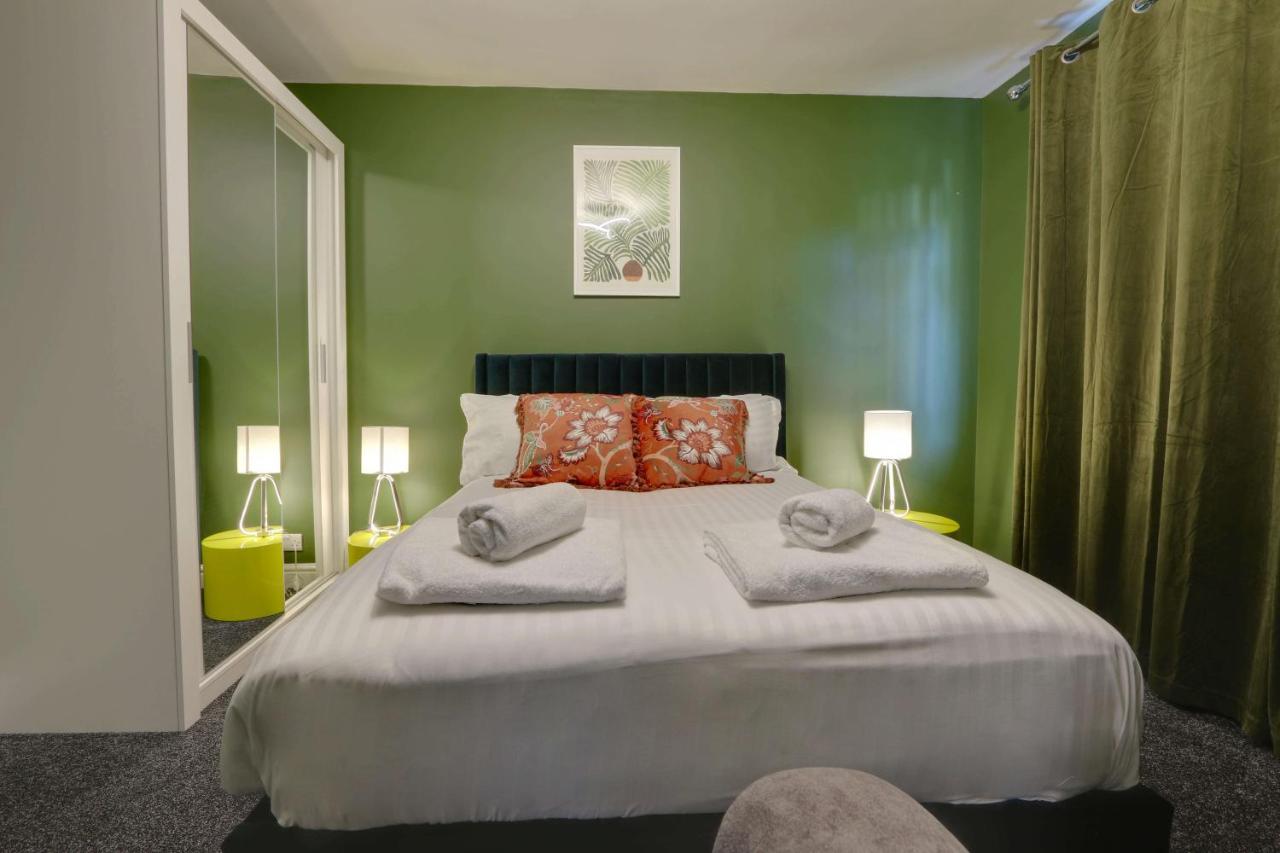 #upmarket, Exceptional 4 Bed House, With Free Parking, Close To Amenities And Supermarkets Holiday home *