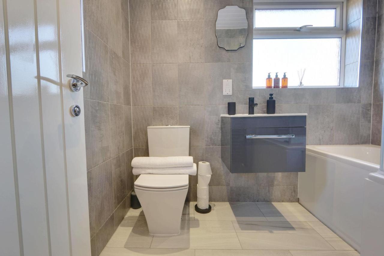 #upmarket, Exceptional 4 Bed House, With Free Parking, Close To Amenities And Supermarkets Holiday home Sheffield